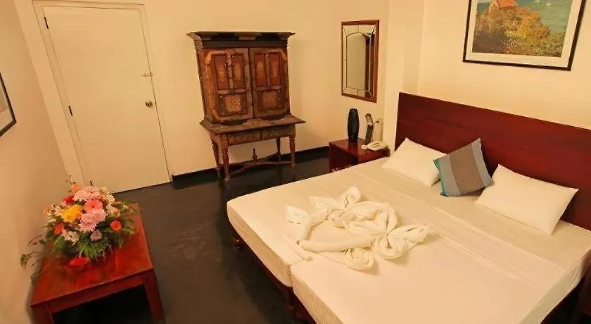 Hill House Kandy 3*,